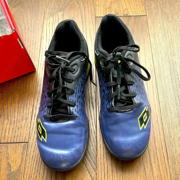 Kids indoor soccer shoes  size 3 - Picture 1 of 3
